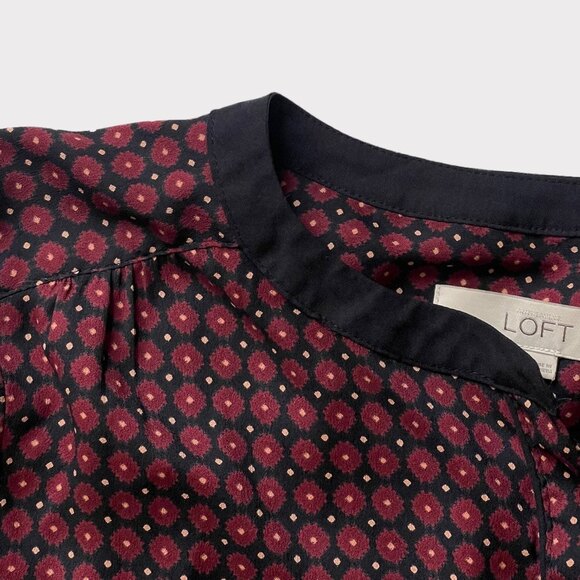 Ann Taylor LOFT Red & Navy Lightweight Floral Button Up Size Small - Picture 2 of 5